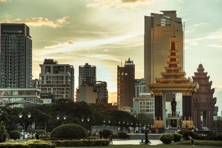 old and new meet in phnom penh